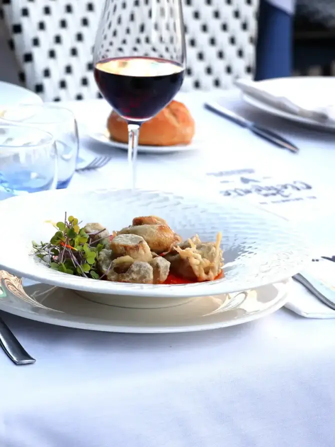 Mesa con vino en la terraza de El Secreto de San Clemente, restaurante en Segovia